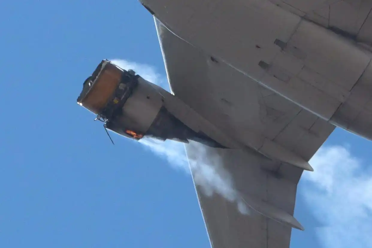 波音777起飞故障_美国联合航空发动机爆炸_视频客机摔地爆炸