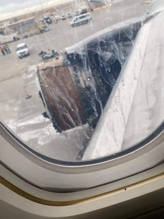 美国联合航空发动机爆炸_波音777起飞故障_视频客机摔地爆炸