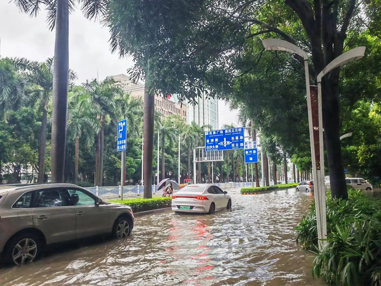 广西南宁特大暴雨救援_南宁暴雨内涝积水情况_广西遇洪涝天气 有商铺积水到2楼