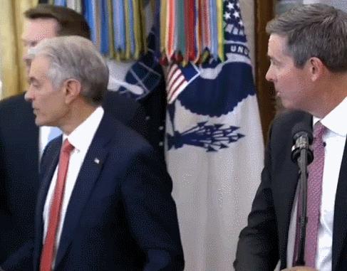 特朗普官宣降价后药企高管当场晕倒 发布会因医疗紧急情况中断