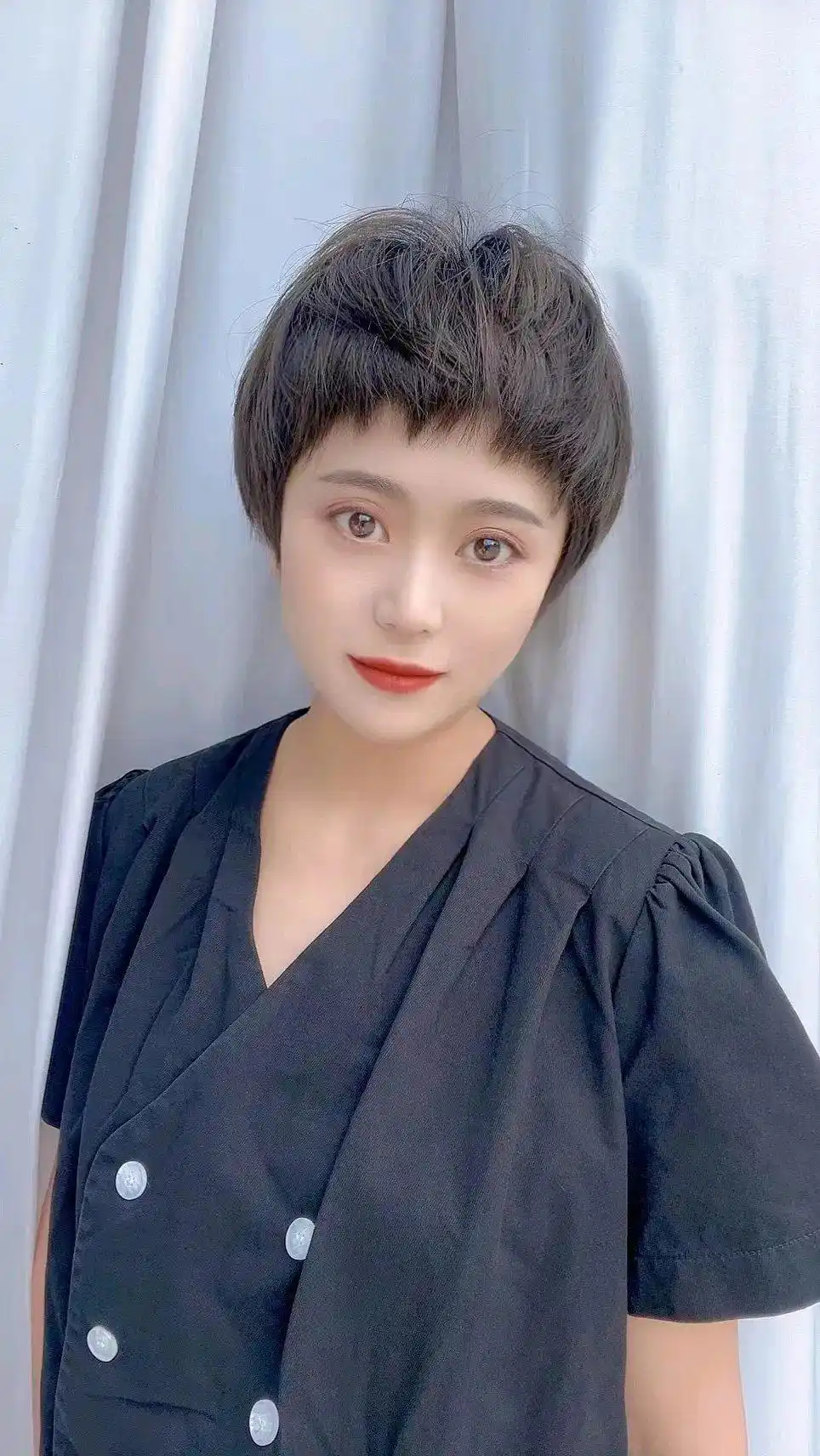 短发推边刘海层次蓬松造型_今年最流行女士发型_眉上超短刘海修饰五官