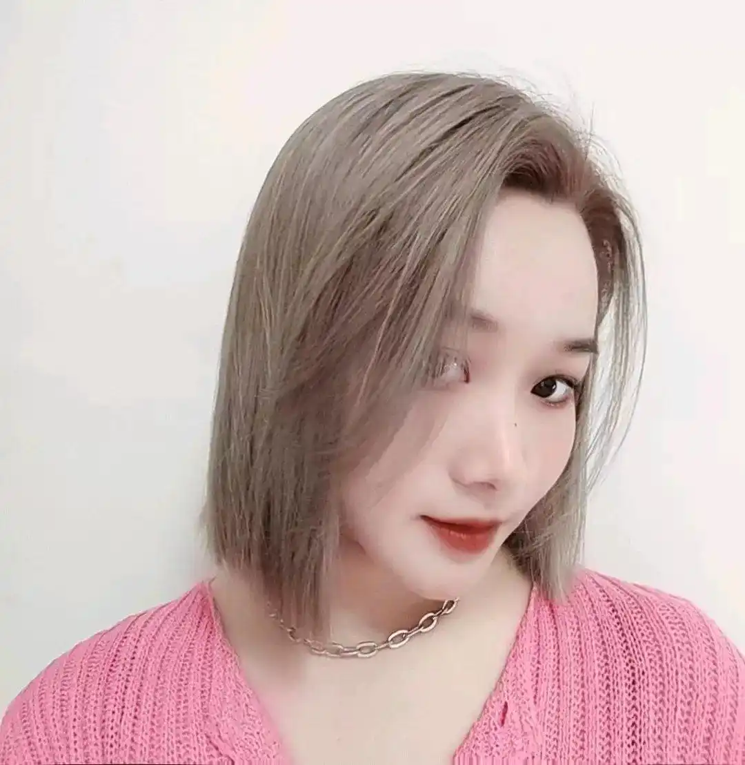 眉上超短刘海修饰五官_短发推边刘海层次蓬松造型_今年最流行女士发型