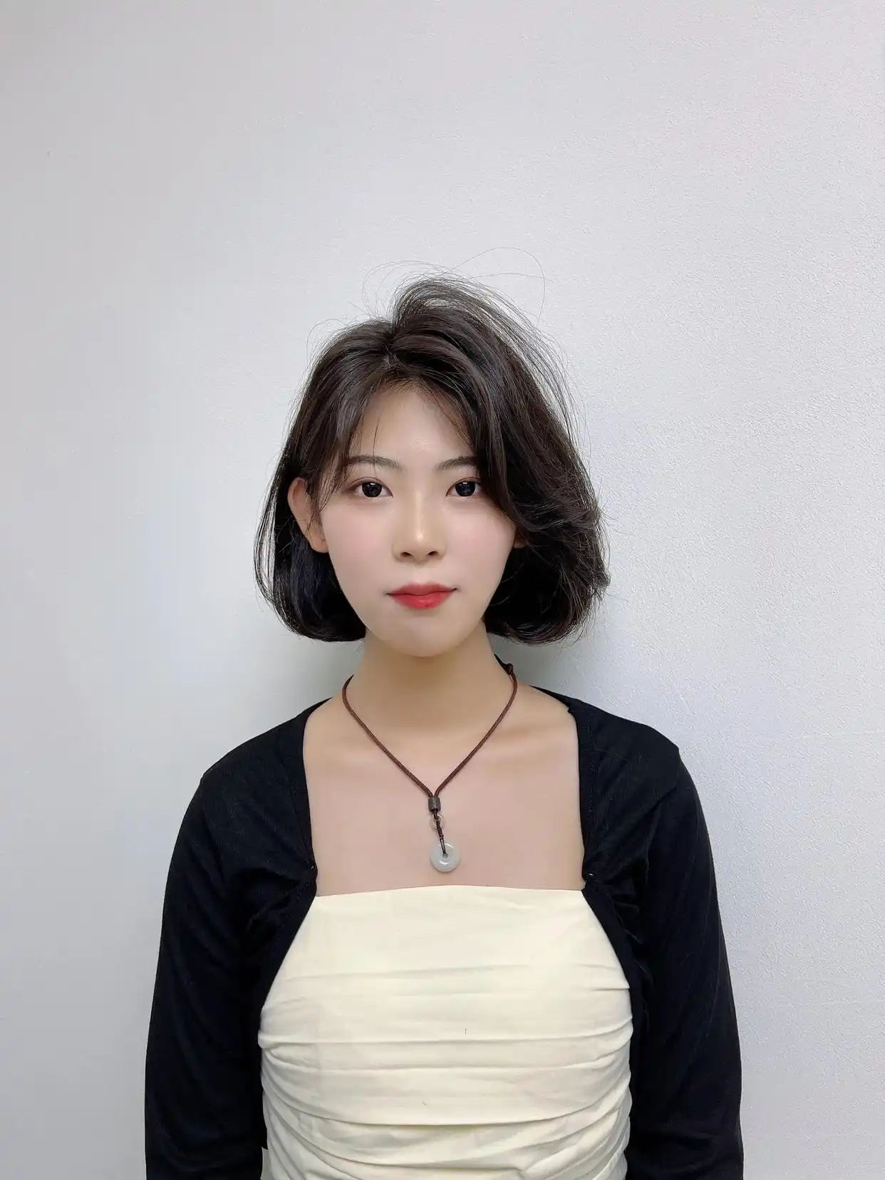 短发推边刘海层次蓬松造型_今年最流行女士发型_眉上超短刘海修饰五官