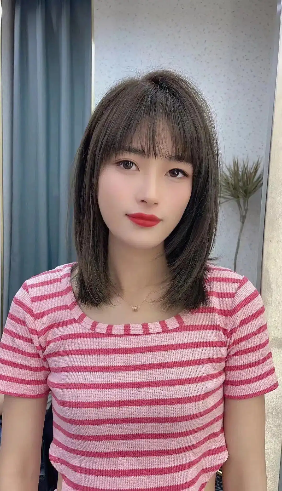 今年最流行女士发型_眉上超短刘海修饰五官_短发推边刘海层次蓬松造型