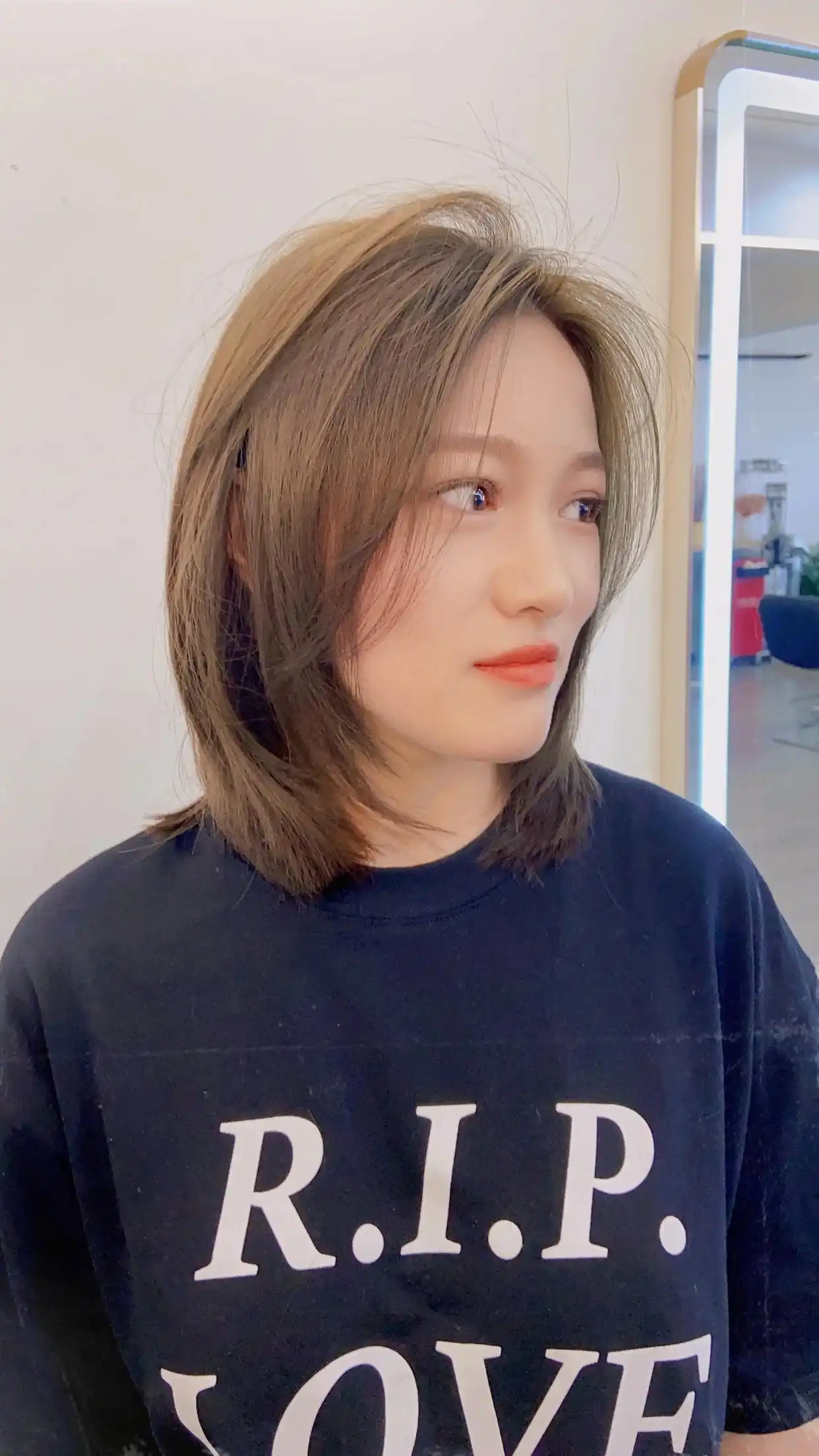 眉上超短刘海修饰五官_短发推边刘海层次蓬松造型_今年最流行女士发型