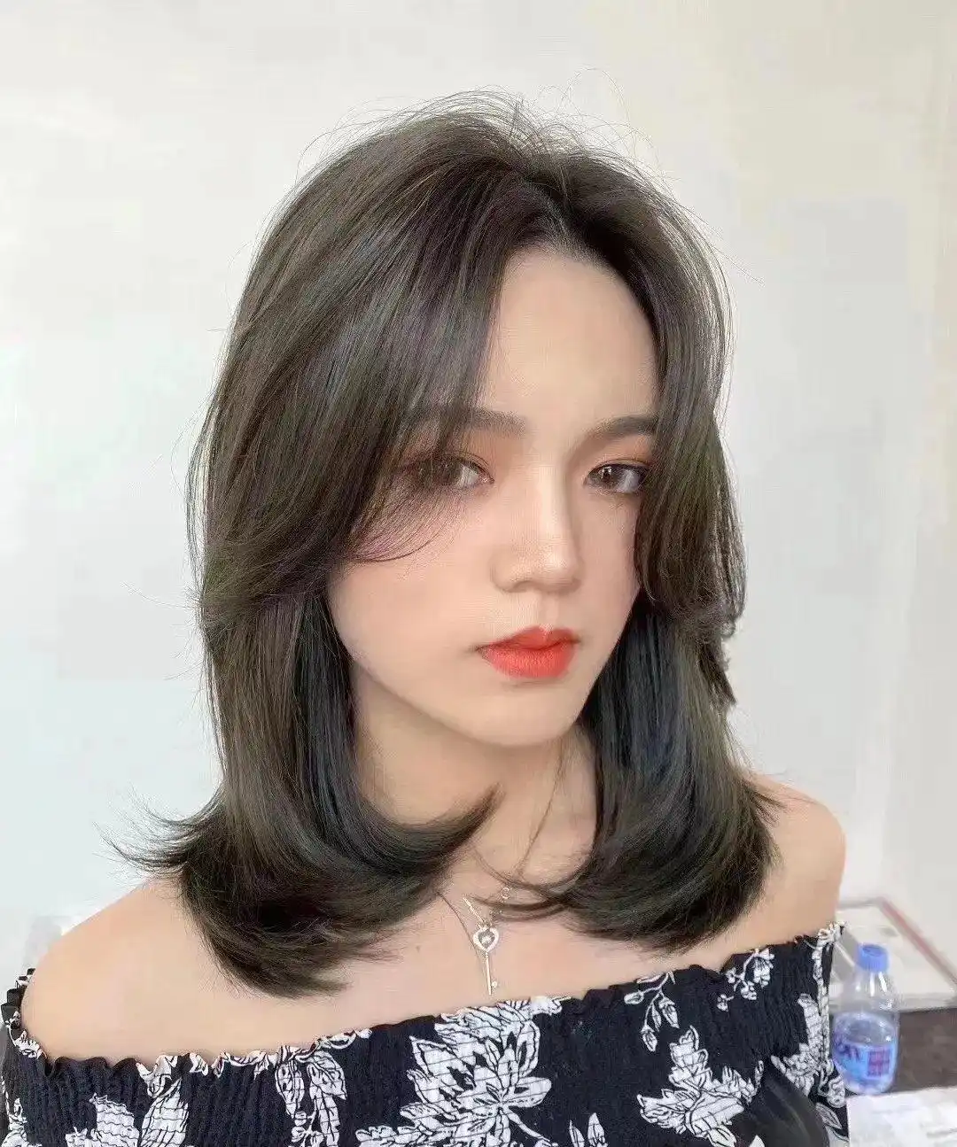 今年最流行女士发型_短发推边刘海层次蓬松造型_眉上超短刘海修饰五官