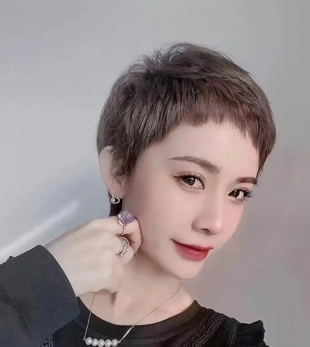 今年最流行女士发型_眉上超短刘海修饰五官_短发推边刘海层次蓬松造型