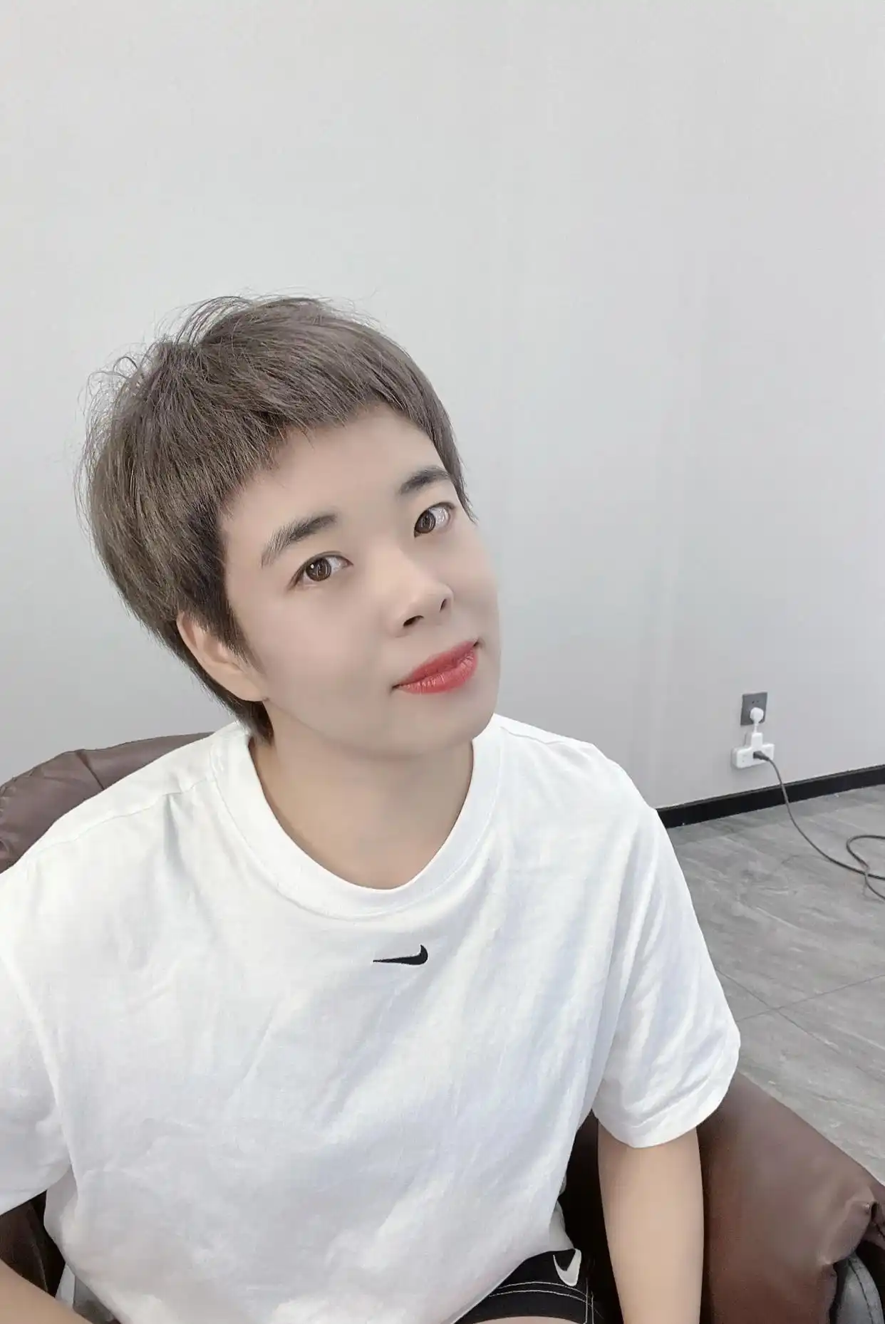 短发推边刘海层次蓬松造型_今年最流行女士发型_眉上超短刘海修饰五官