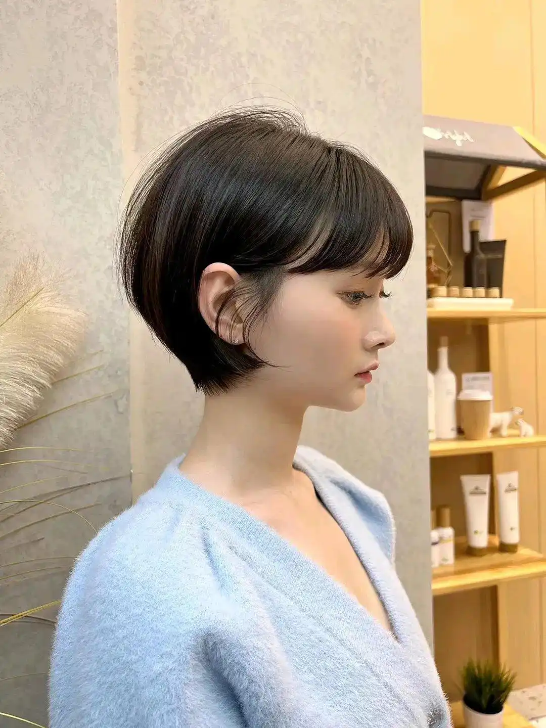 短发推边刘海层次蓬松造型_眉上超短刘海修饰五官_今年最流行女士发型