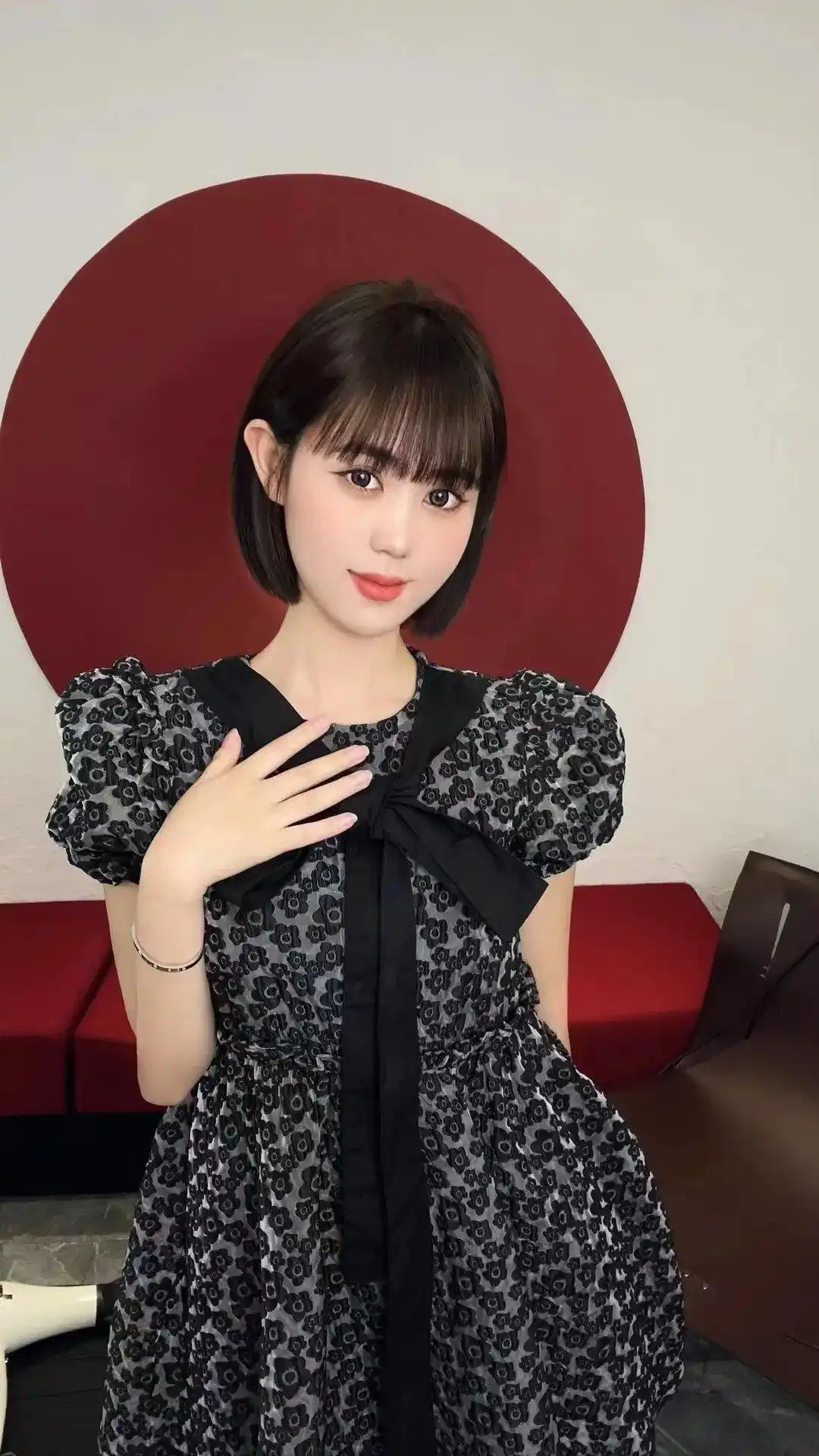 眉上超短刘海修饰五官_短发推边刘海层次蓬松造型_今年最流行女士发型