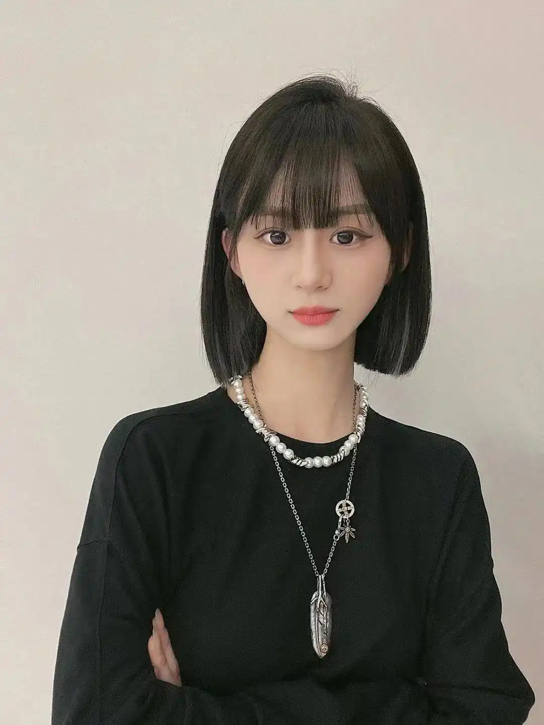 短发推边刘海层次蓬松造型_今年最流行女士发型_眉上超短刘海修饰五官