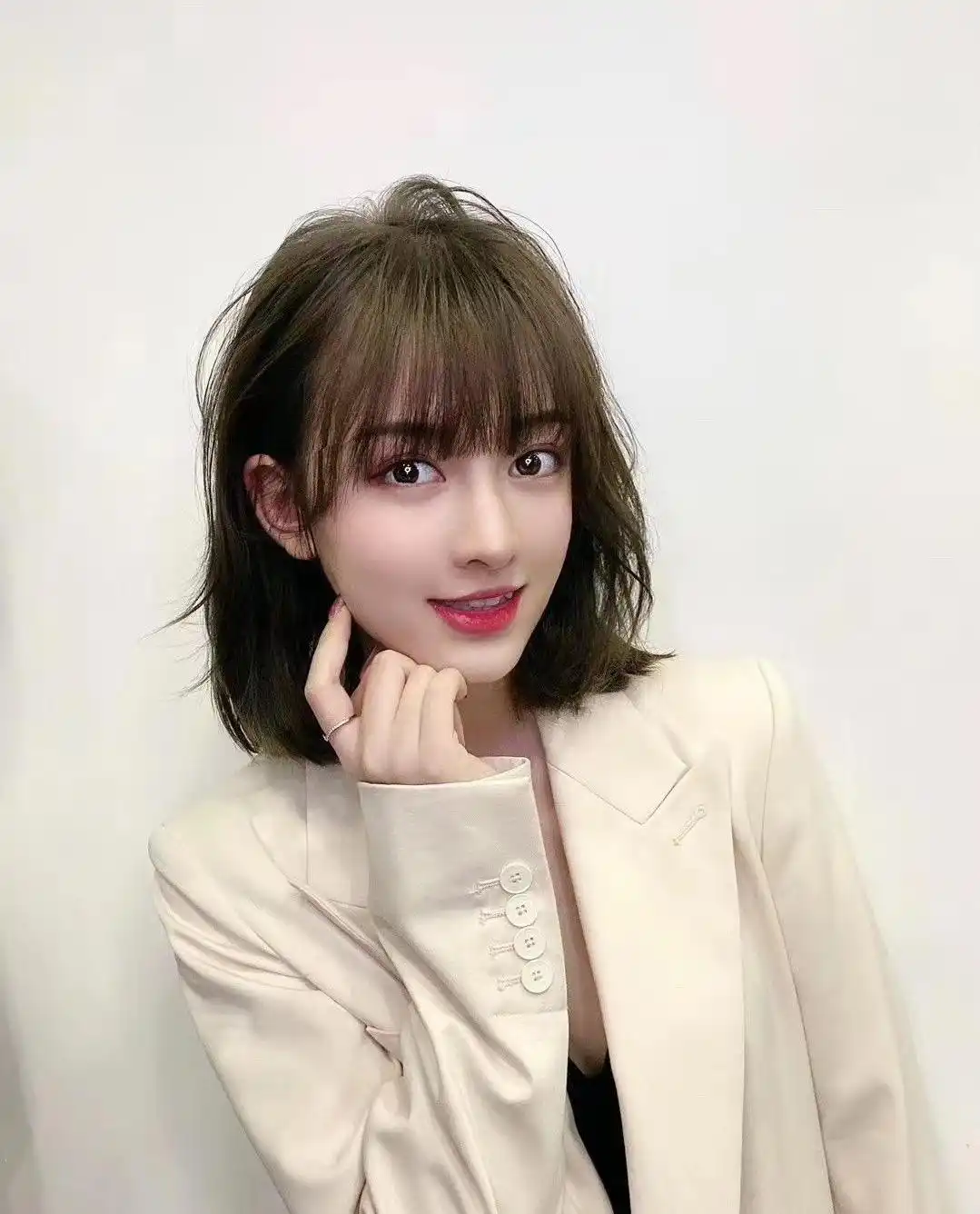 今年最流行女士发型_时尚女人发型_显白减龄女神发型