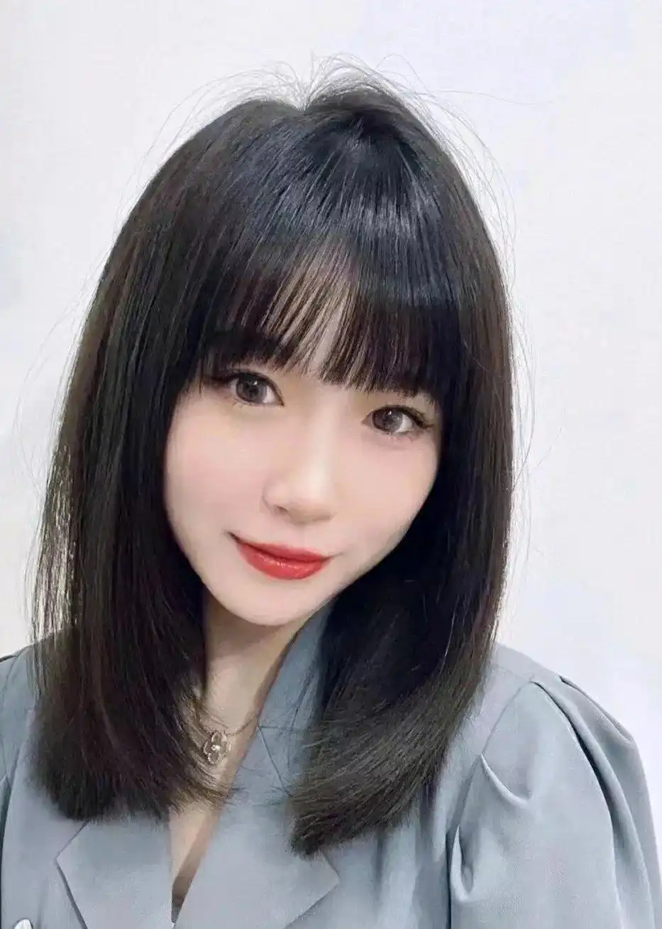 女士流行发型_今年最流行女士发型_超短露耳发