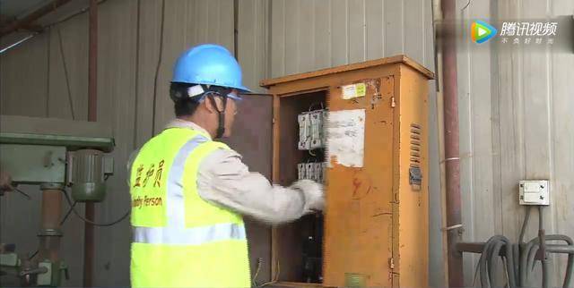 临时用电注意事项漫画图片_电气火灾原因及预防_临时用电事故类型触电伤害电伤