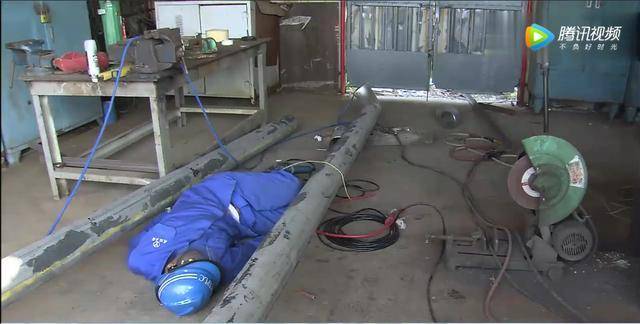 临时用电事故类型触电伤害电伤_临时用电注意事项漫画图片_电气火灾原因及预防