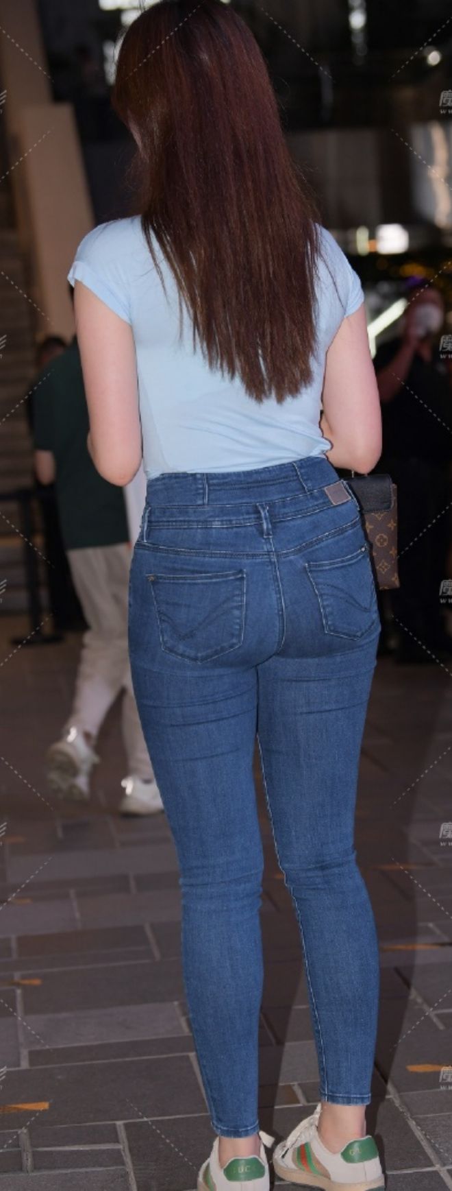 腿粗穿紧身牛仔裤技巧_穿紧身牛仔裤的女生_高腰牛仔裤显身材穿搭