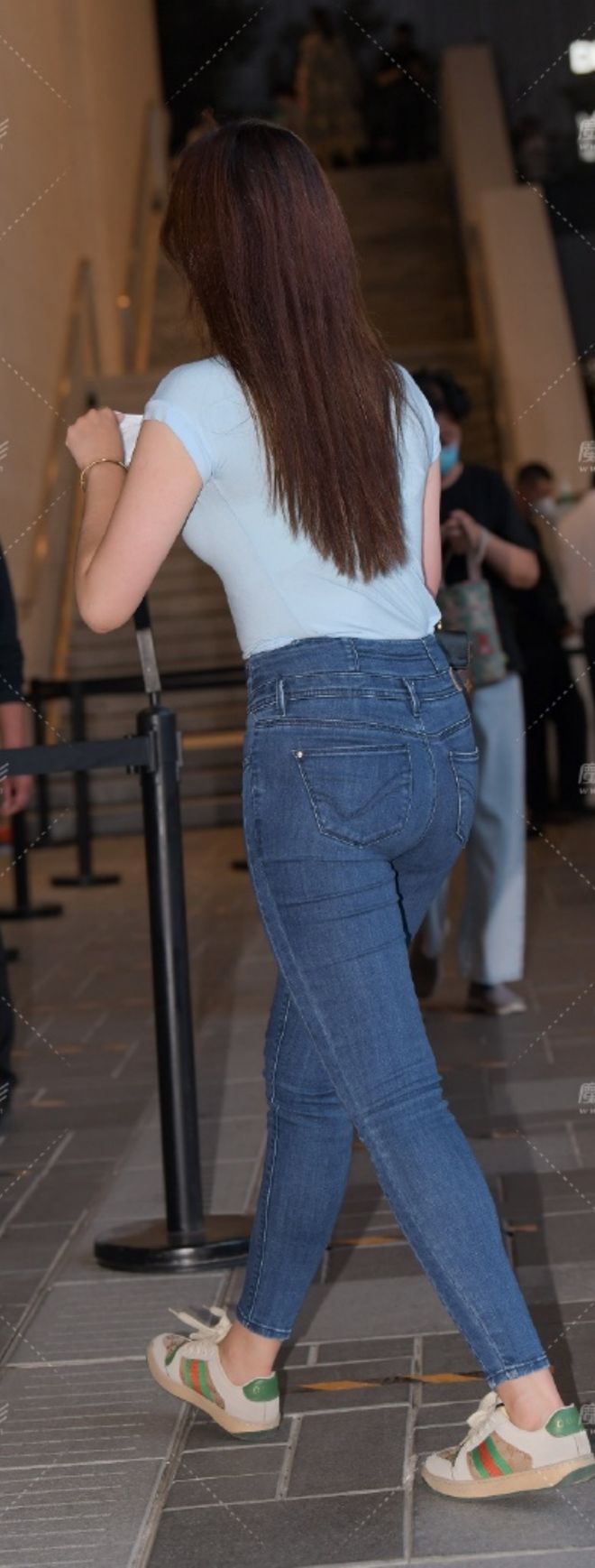 穿紧身牛仔裤的女生_高腰牛仔裤显身材穿搭_腿粗穿紧身牛仔裤技巧