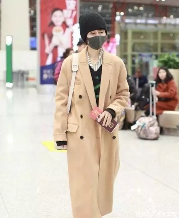 穿紧身牛仔裤的女生_卫衣搭配牛仔裤_袁泉秋冬穿搭技巧