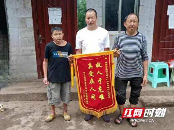 齐胸洪流中，耒阳这名执法人员来不及脱衣服，直接跳水救人……