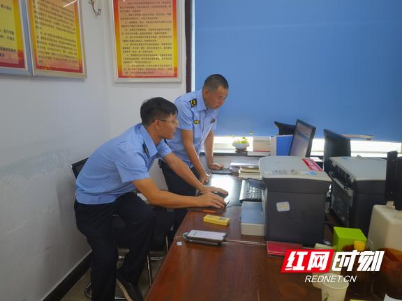 跳水视频_跳水救人 耒阳市综合行政执法局 刘升高