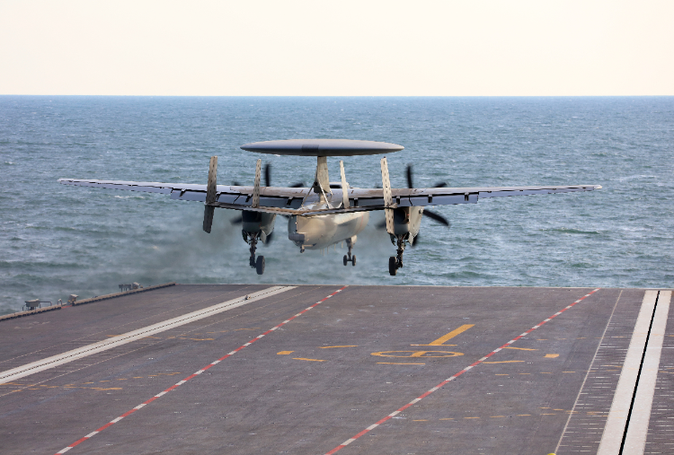 福建舰歼35弹射起飞_航拍福建舰夜泊军港_福建舰空警600起降