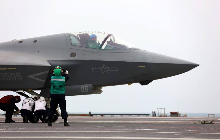 福建舰歼35弹射起飞_福建舰空警600起降_航拍福建舰夜泊军港