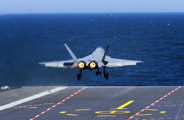 福建舰空警600起降_航拍福建舰夜泊军港_福建舰歼35弹射起飞