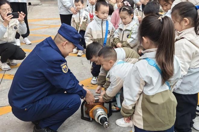 侯马市消防站开放日_幼儿园消防体验活动_儿童消防新闻