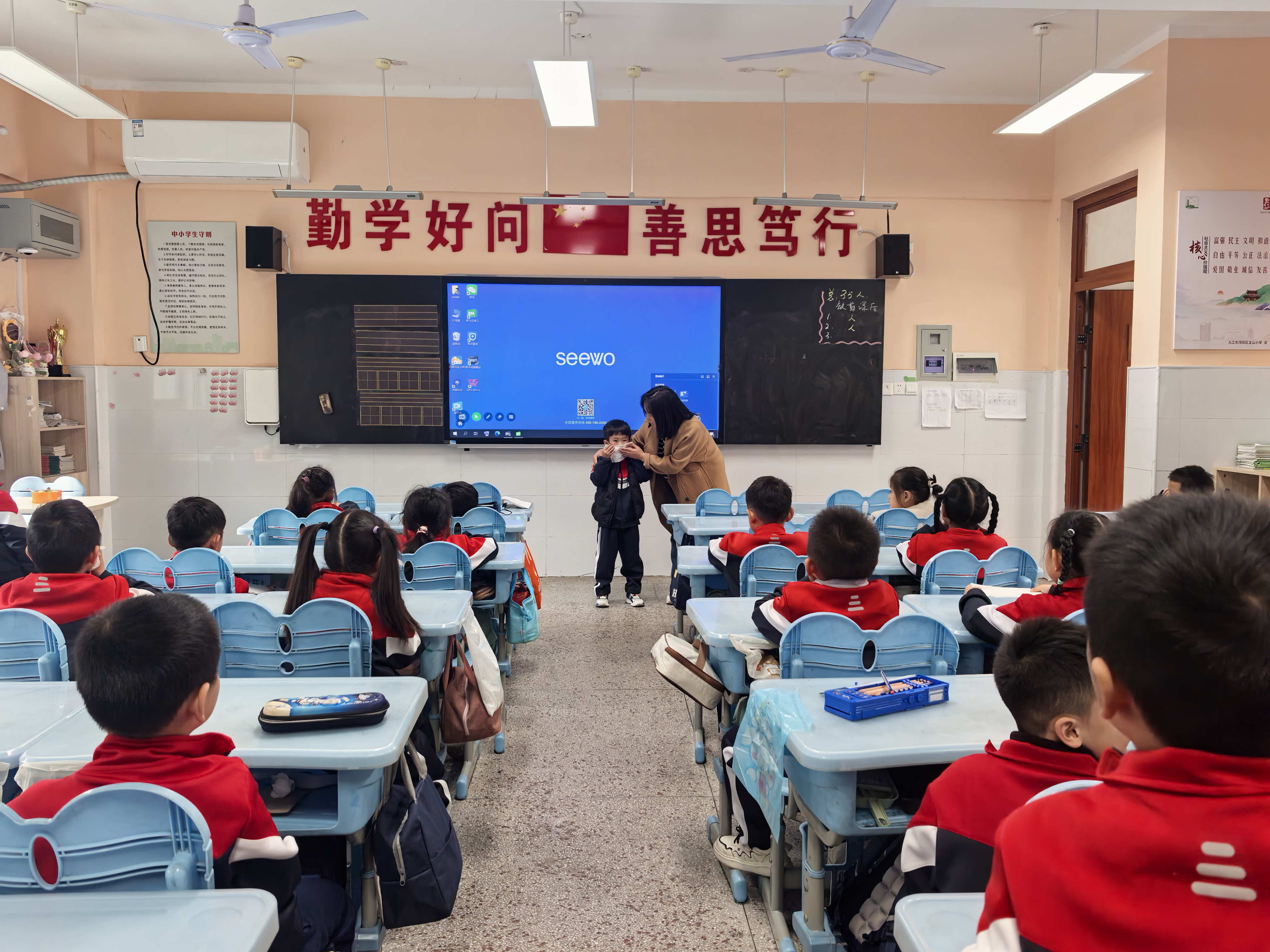 全民消防，生命至上——龙山小学开展消防应急疏散演练活动