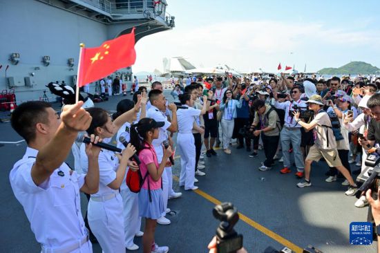 7月5日，编队官兵为来访民众举行快闪活动。新华社记者 朱炜 摄