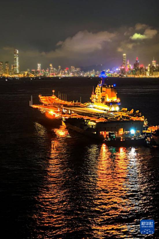 锚泊在维多利亚港的山东舰夜景（无人机照片，7月4日摄）。新华社发（蒲海洋 摄）