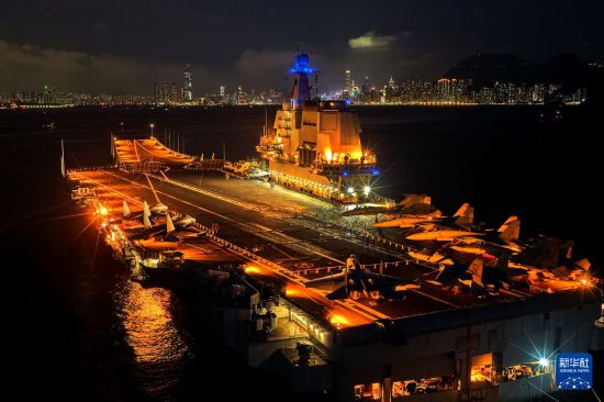 锚泊在维多利亚港的山东舰夜景（无人机照片，7月4日摄）。新华社发（蒲海洋 摄）