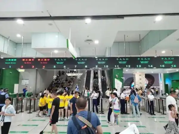 教授称中国人工作时间太长要多放假_学生春假制度建议_暑期旅游市场火爆