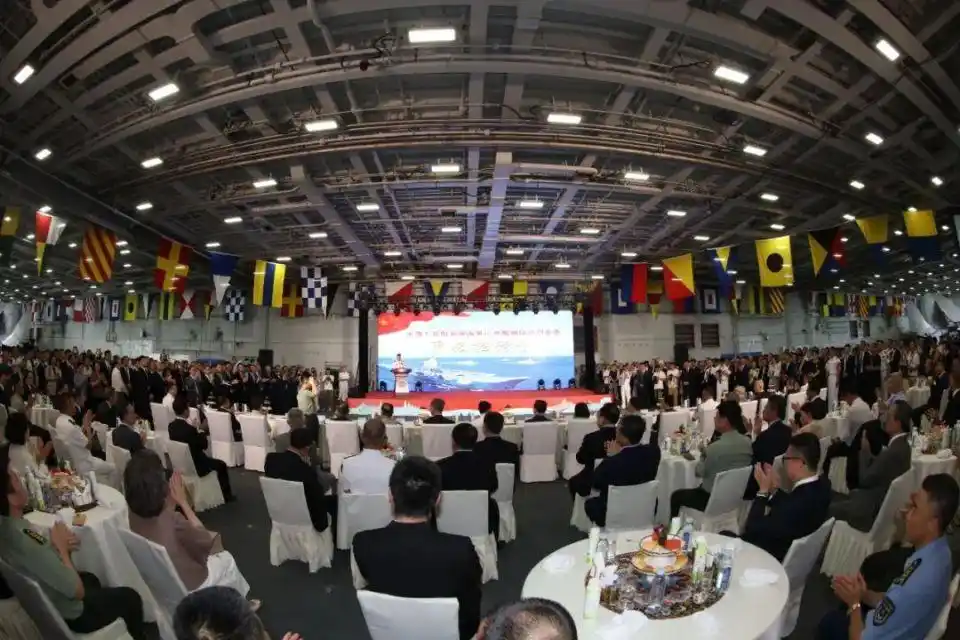 福建舰夜泊军港 入列当晚灯火辉煌_海军山东舰香港访问 甲板招待会 山东舰航母编队