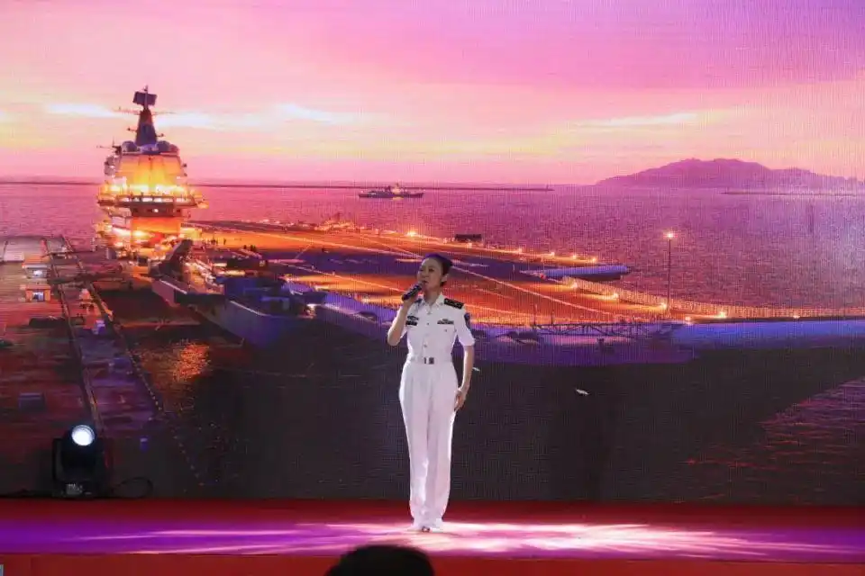福建舰夜泊军港 入列当晚灯火辉煌_海军山东舰香港访问 甲板招待会 山东舰航母编队