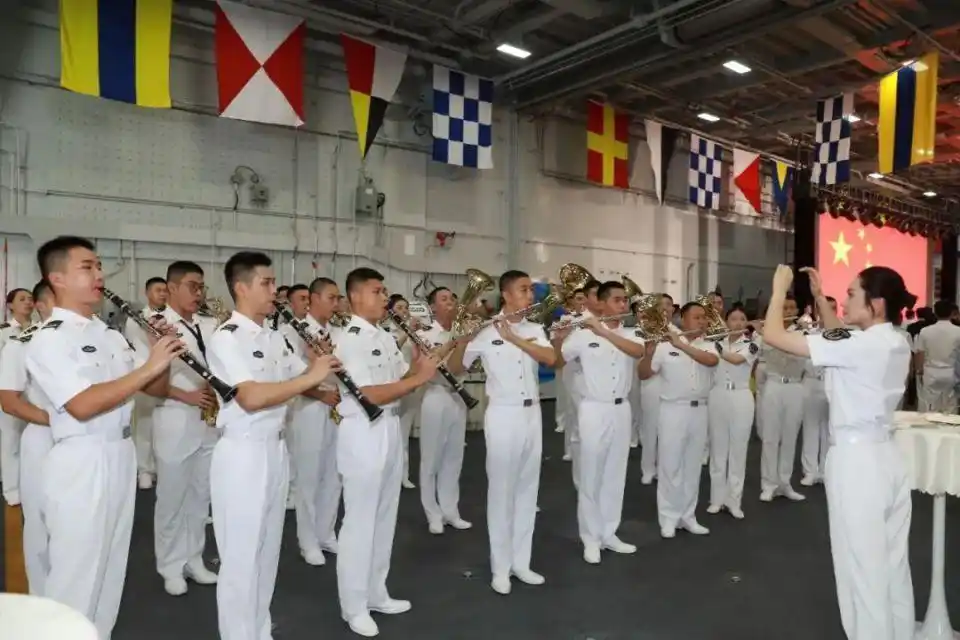 海军山东舰香港访问 甲板招待会 山东舰航母编队_福建舰夜泊军港 入列当晚灯火辉煌