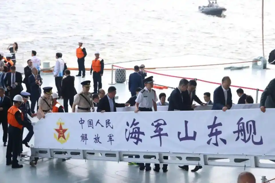 海军山东舰香港访问 甲板招待会 山东舰航母编队_福建舰夜泊军港 入列当晚灯火辉煌