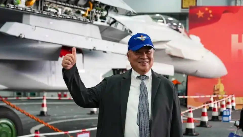 福建舰夜泊军港 入列当晚灯火辉煌_海军山东舰香港访问 甲板招待会 山东舰航母编队