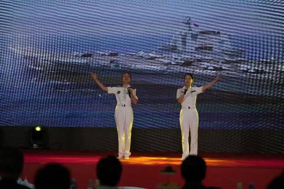 福建舰夜泊军港 入列当晚灯火辉煌_海军山东舰香港访问 甲板招待会 山东舰航母编队