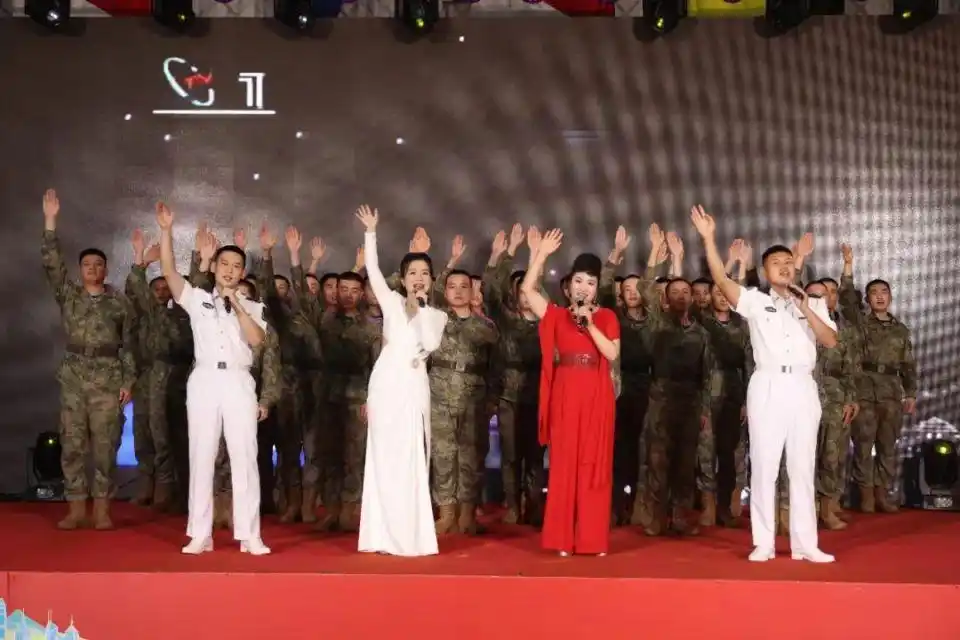 福建舰夜泊军港 入列当晚灯火辉煌_海军山东舰香港访问 甲板招待会 山东舰航母编队