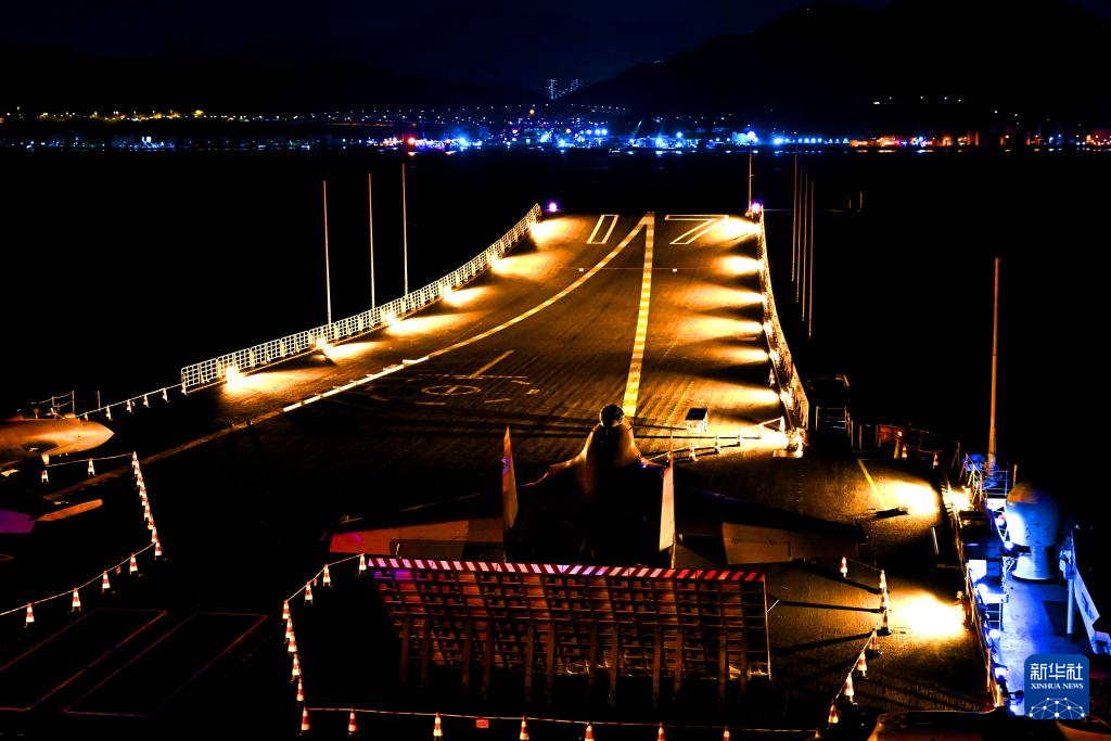 维多利亚湾历史变迁_夜泊维多利亚湾_福建舰夜泊军港 入列当晚灯火辉煌