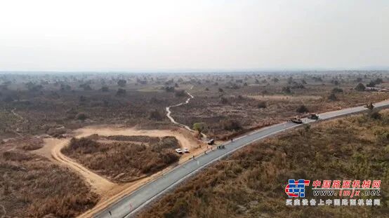 林泰阁双机助力刚果(金)N1国道样板工程