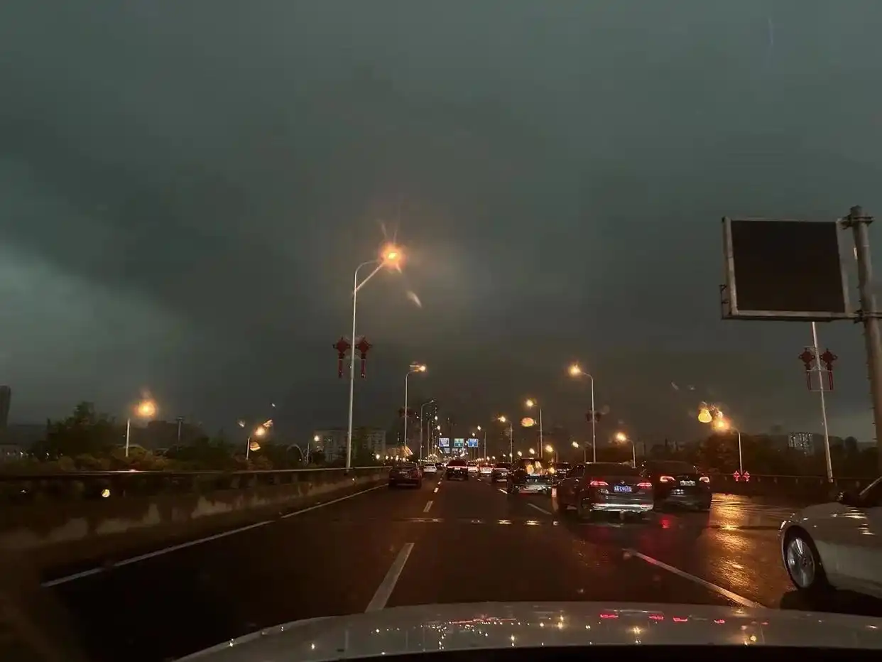 强对流天气现象分析_上海暴雨 白昼瞬间变黑夜_飑线过境天空变黑