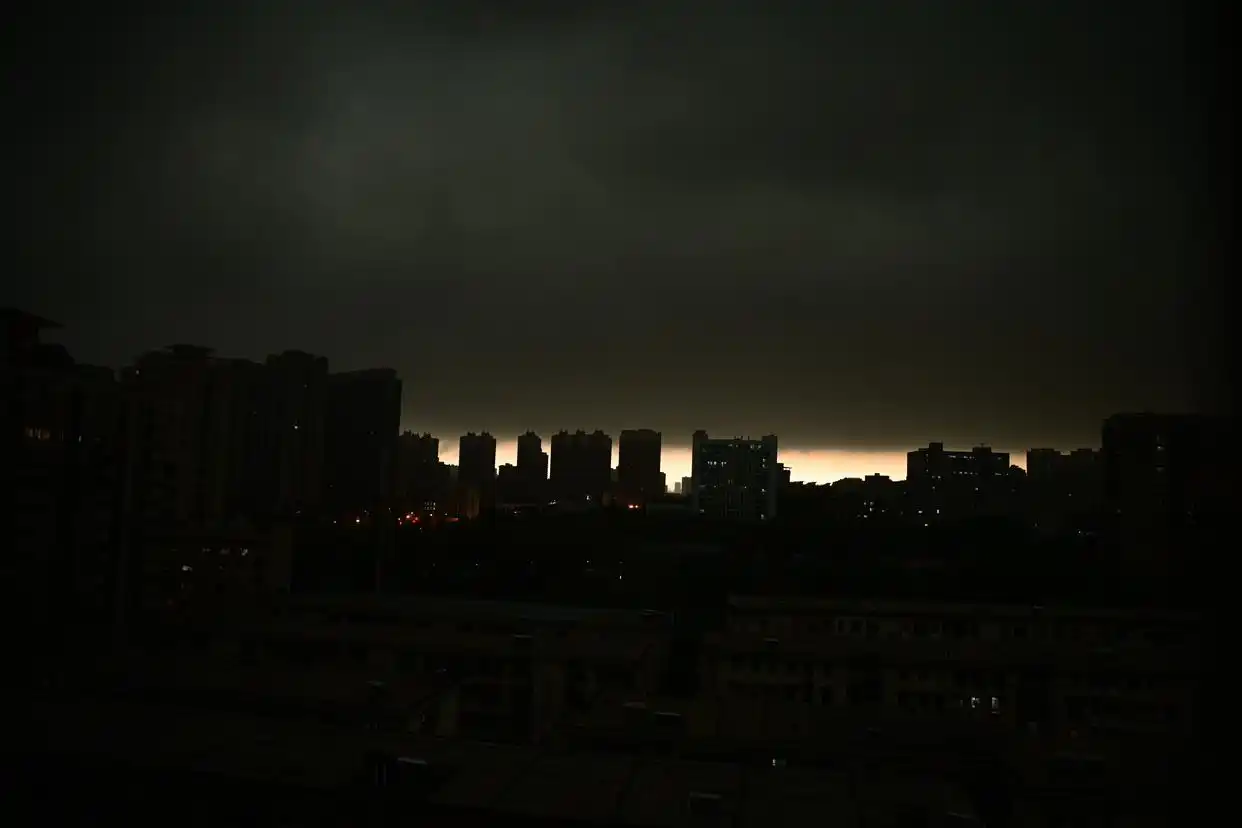 上海暴雨 白昼瞬间变黑夜_湖南白昼如夜现象原因分析_长沙今晨暴雨强对流天气