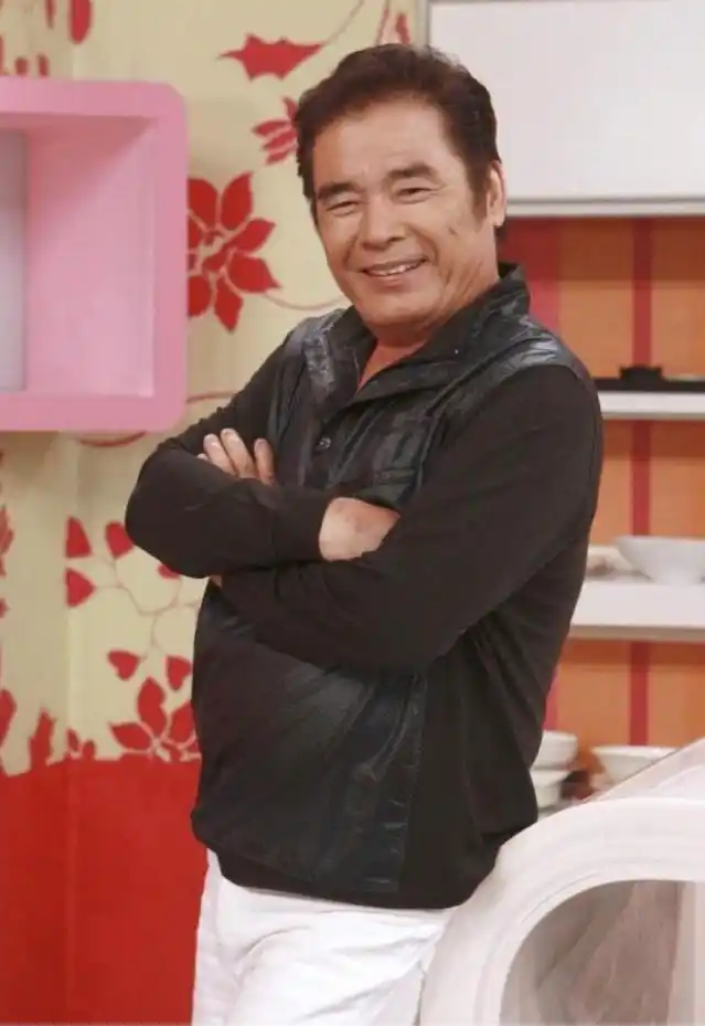 71岁影帝曾妻妾成群，被6个老婆全抛弃后仍有红颜知己相陪