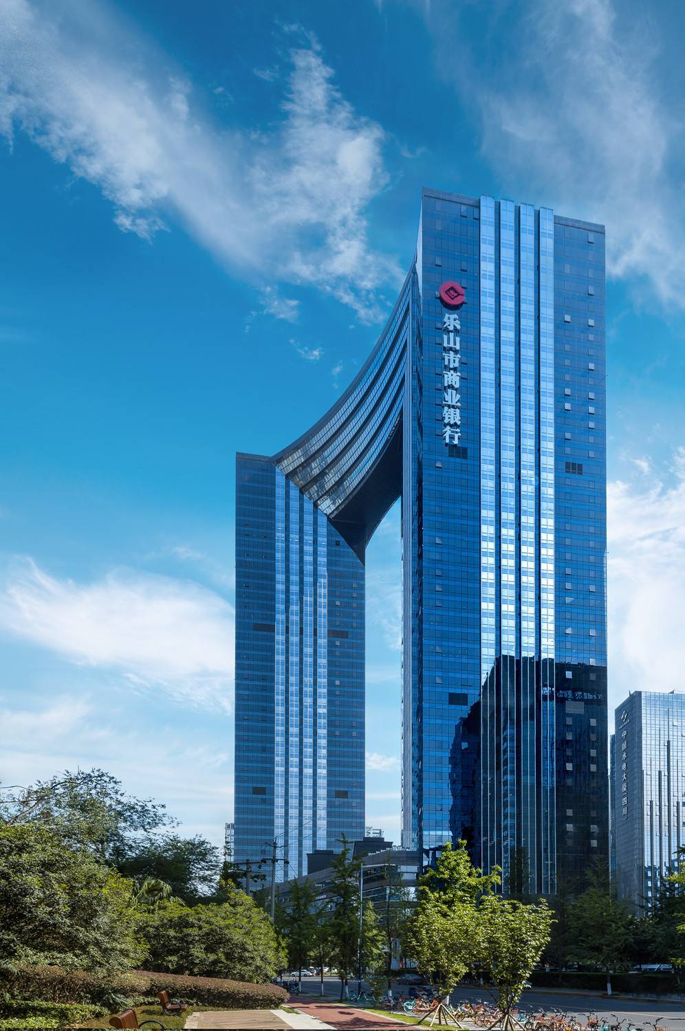 面向社会公开选聘乐山市商业银行董事会秘书、副行长、风险总监公告
