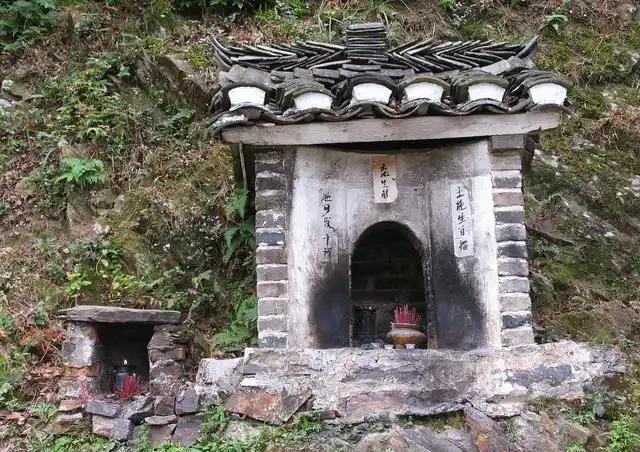 怎样供奉土地爷爷土地奶奶_农历二月初二祭拜土地爷_如何祭拜土地爷求平安福气