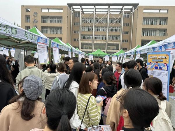 乐山本地工厂招聘信息_乐山民企进高校招聘会_乐山师范学院就业招聘会