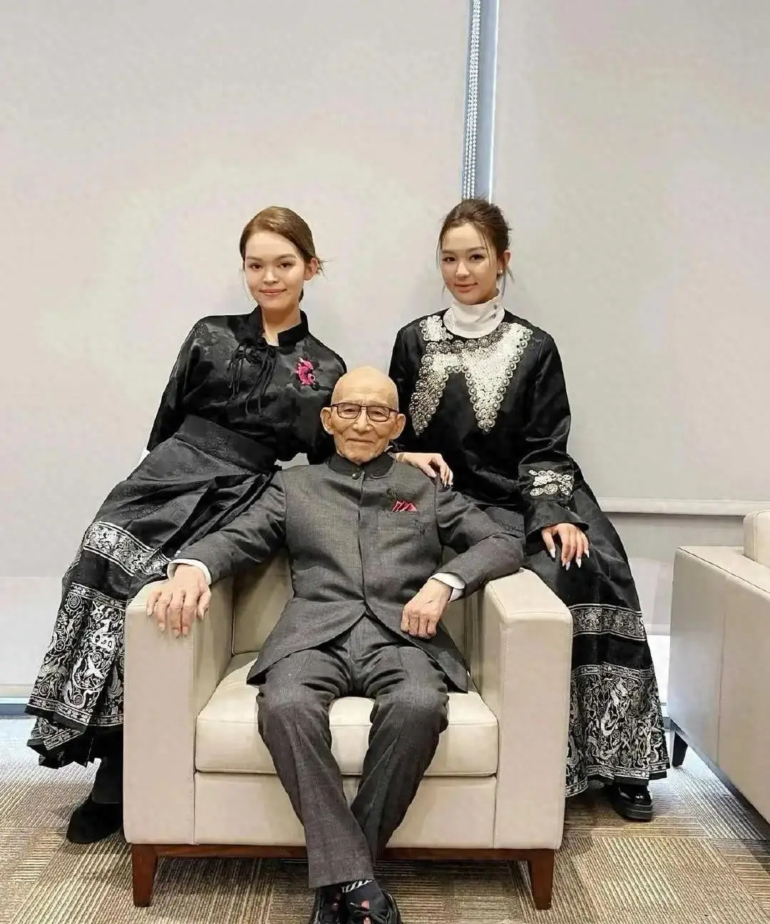 游本昌孙女颜值遗传_92岁游本昌回应入住养老院_游本昌济公晚年生活