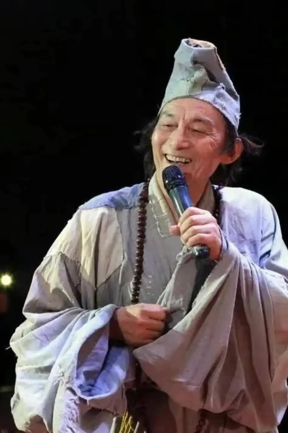 游本昌济公晚年生活_92岁游本昌回应入住养老院_游本昌孙女颜值遗传